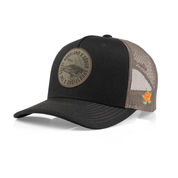 SQRTN x Söder Sportfiske Lurking Pike Trucker, Black in the group Clothes & Shoes / Caps & Headwear / Caps / Trucker Caps at Sportfiskeprylar.se (SQSS-004-OSFA)