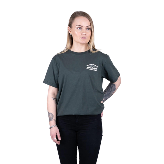 SQRTN X Wolfcreek Lures Tee, Olive in the group Clothes & Shoes / Clothing / T-shirts at Sportfiskeprylar.se (SQWC-002-Sr)