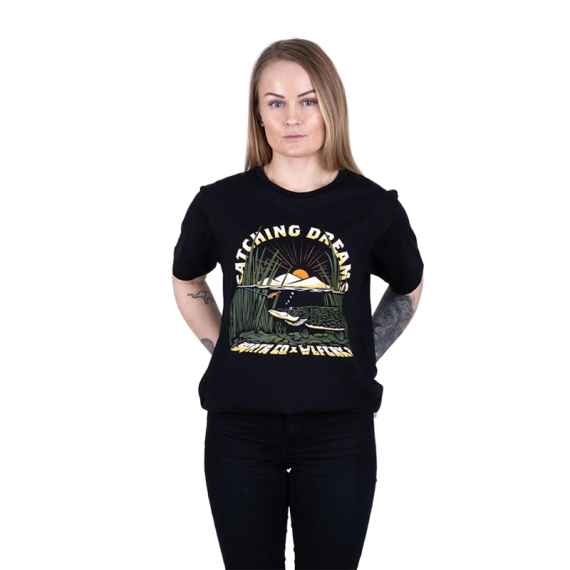 SQRTN X Wolfcreek Lures Dreams Tee, Black in the group Clothes & Shoes / Clothing / T-shirts at Sportfiskeprylar.se (SQWC-004-Sr)